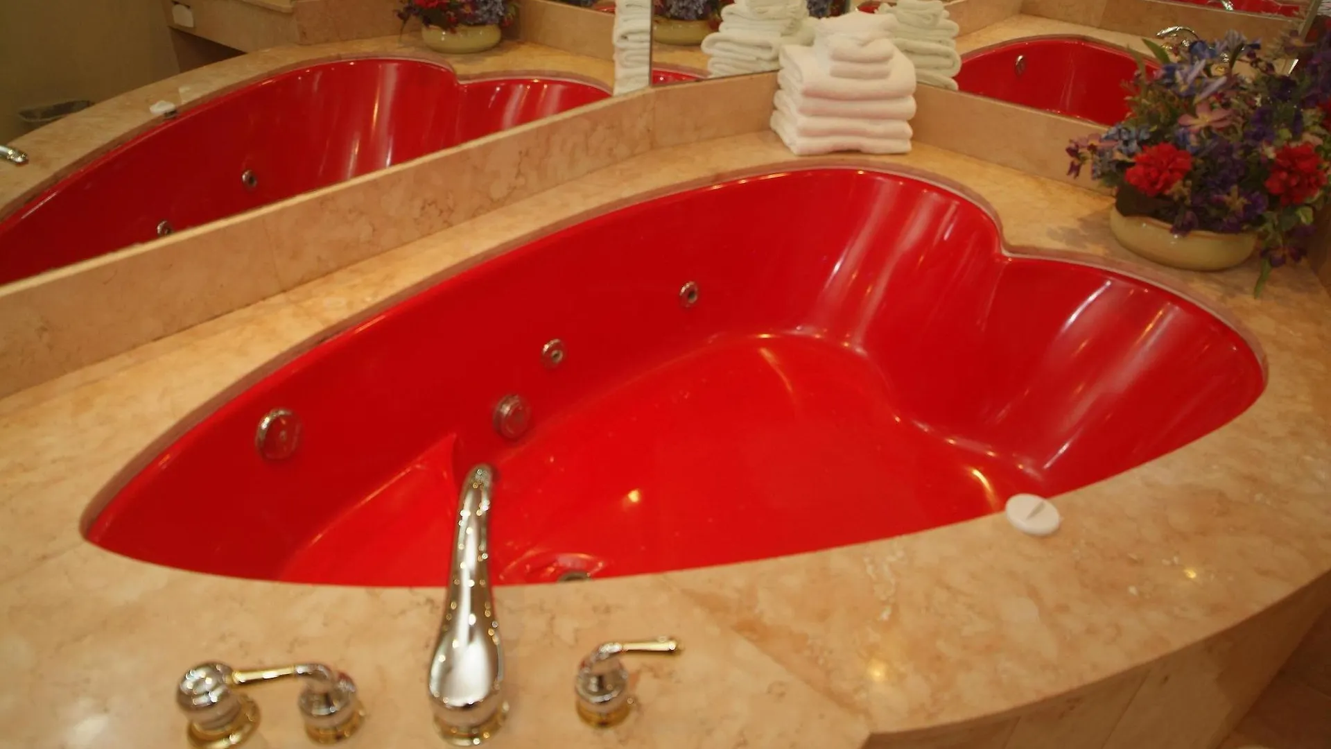 Holiday Inn Niagara Falls-By The Falls By Ihg